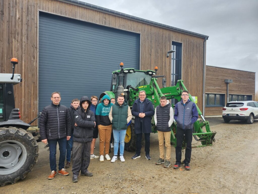 Animation Groupama sur la réglementation des engins agricoles et mesures de sécurité autour d'un tracteur.